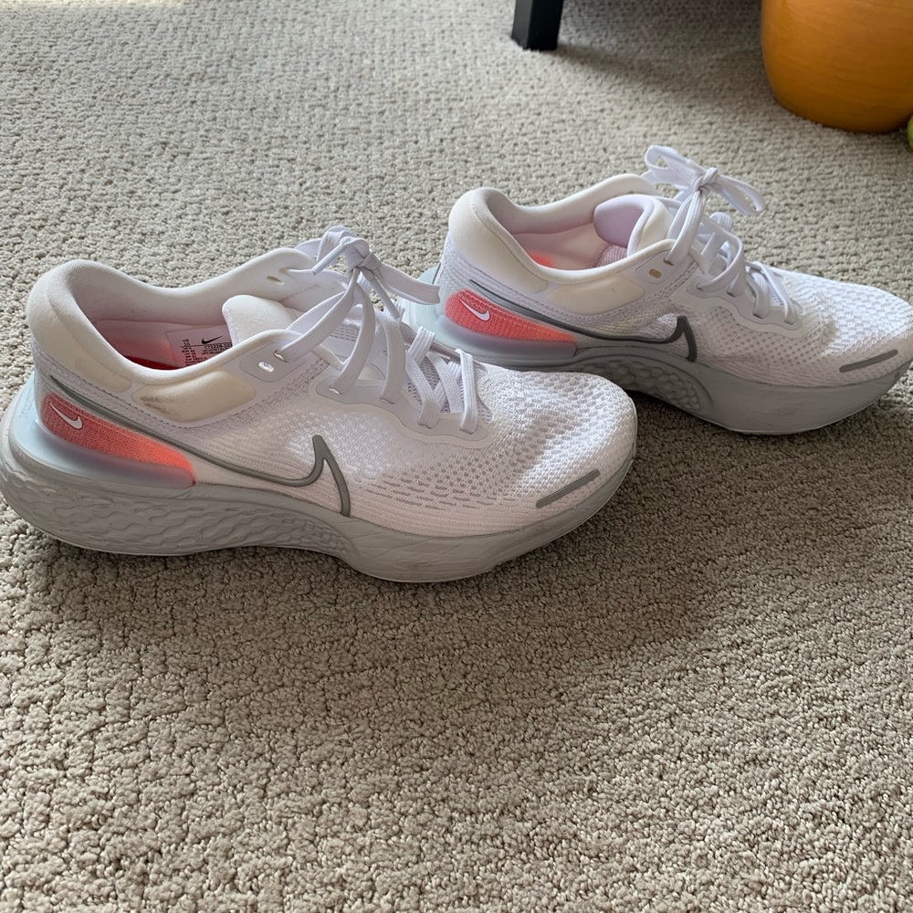 EUC men’s Nike invincible fly knit running shoes.
